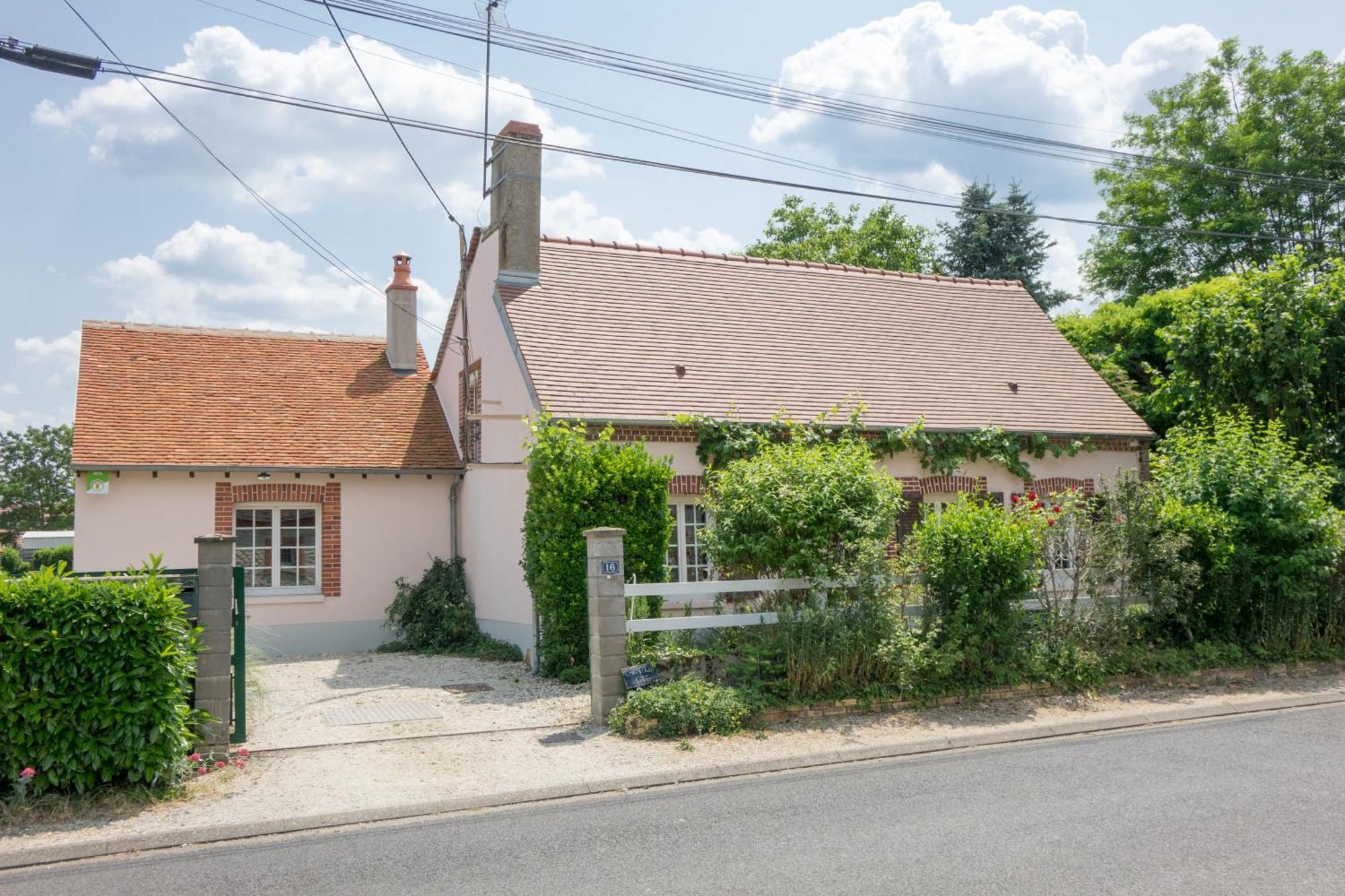 Chantilly ,Petit Dejeuner Et Table D'Hotes Possible Noyers  Dış mekan fotoğraf