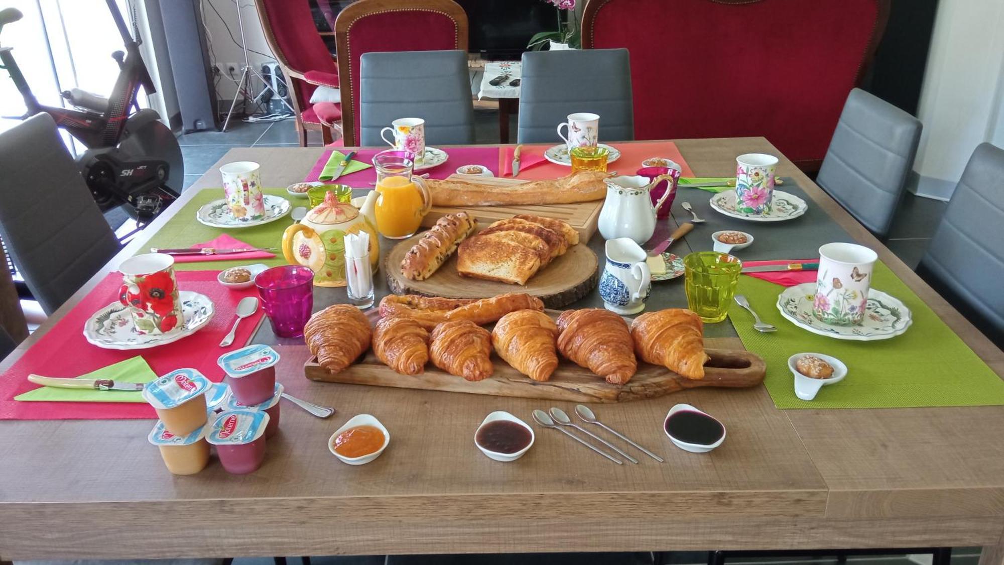 Chantilly ,Petit Dejeuner Et Table D'Hotes Possible Noyers  Dış mekan fotoğraf